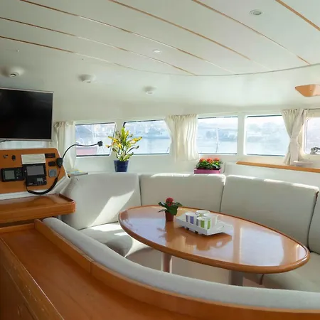 Catamaran Orion Botel