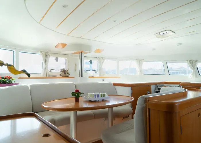 Catamaran Orion Botel *