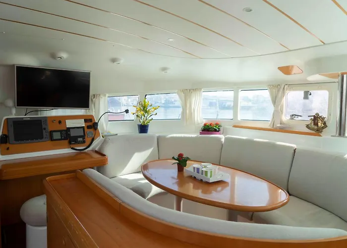 Catamaran Orion Botel